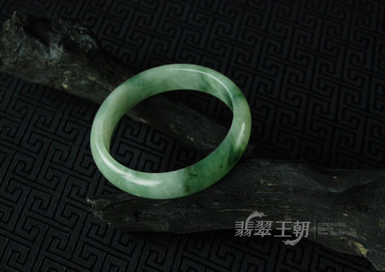 糯冰种飘花缅甸翡翠手镯（57.7）