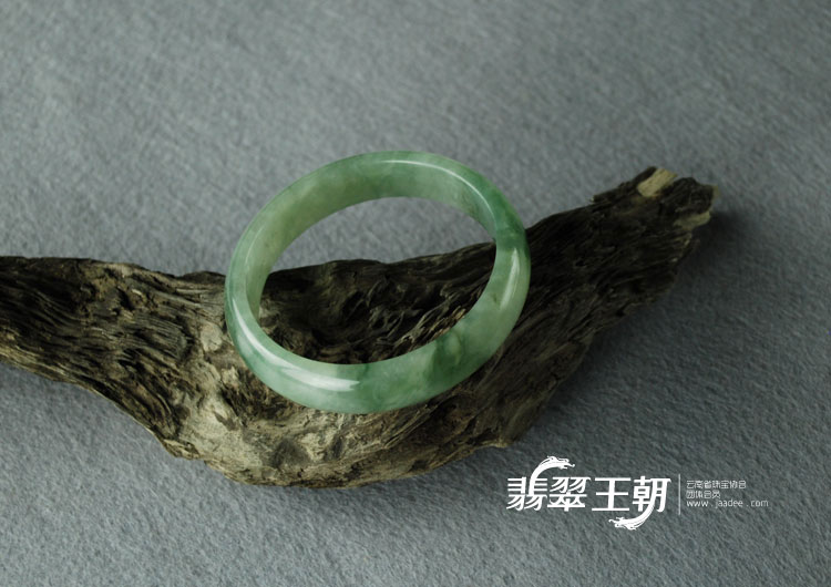 糯冰种飘花缅甸翡翠手镯（57.7）