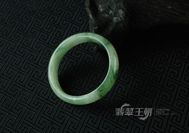 糯冰种飘花缅甸翡翠手镯（57.7）