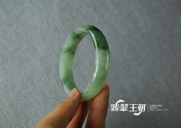 糯冰种飘花缅甸翡翠手镯（57.7）