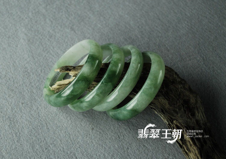 糯冰种飘花缅甸翡翠手镯（57.7）