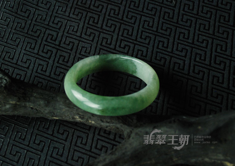 糯冰种飘花缅甸翡翠手镯（52.3）
