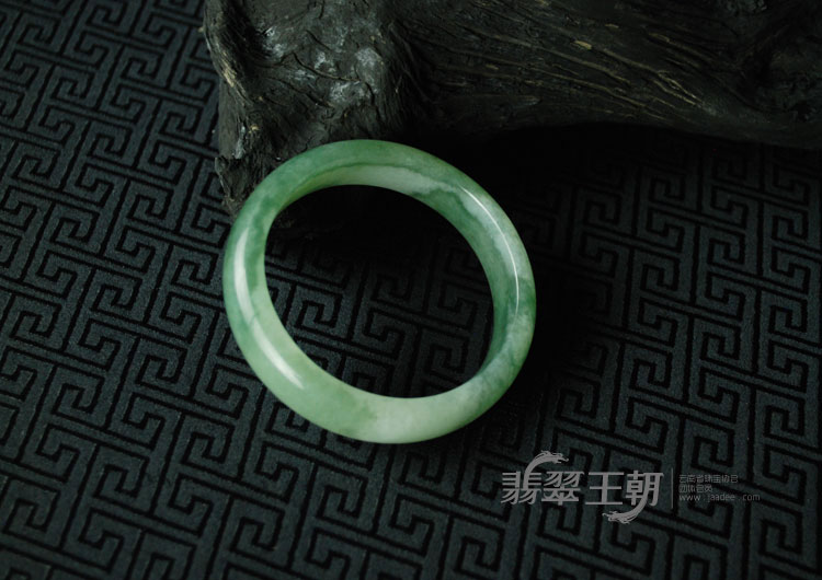 糯冰种飘花缅甸翡翠手镯（52.3）