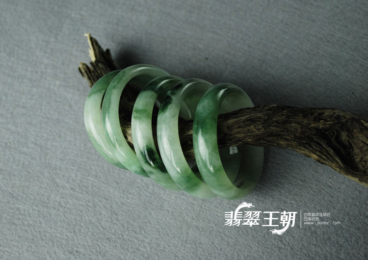 糯冰种飘花缅甸翡翠手镯（52.3）