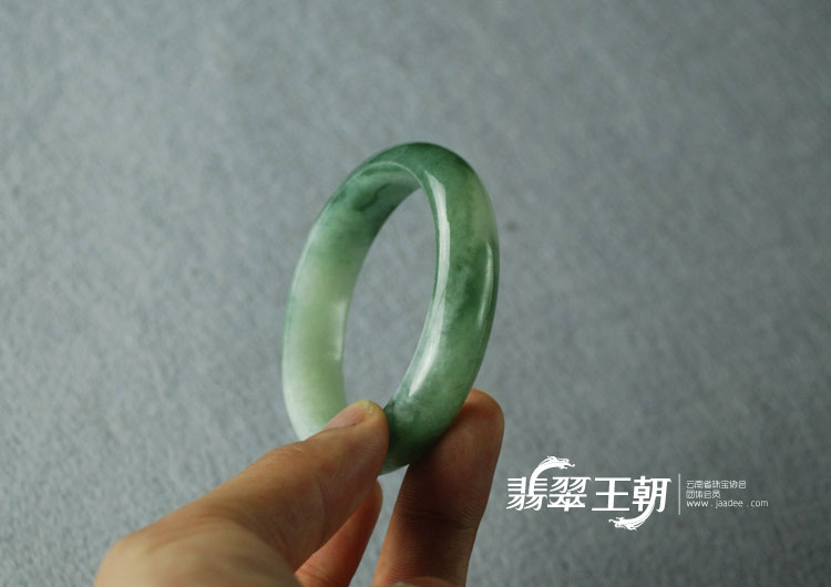 糯冰种飘花缅甸翡翠手镯（52.3）