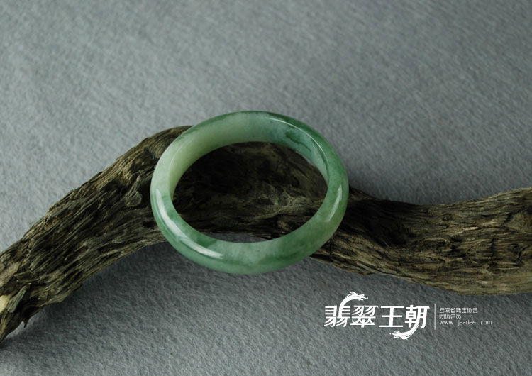 糯冰种飘花缅甸翡翠手镯（52.3）