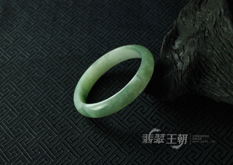 糯冰种飘花缅甸翡翠手镯（58）