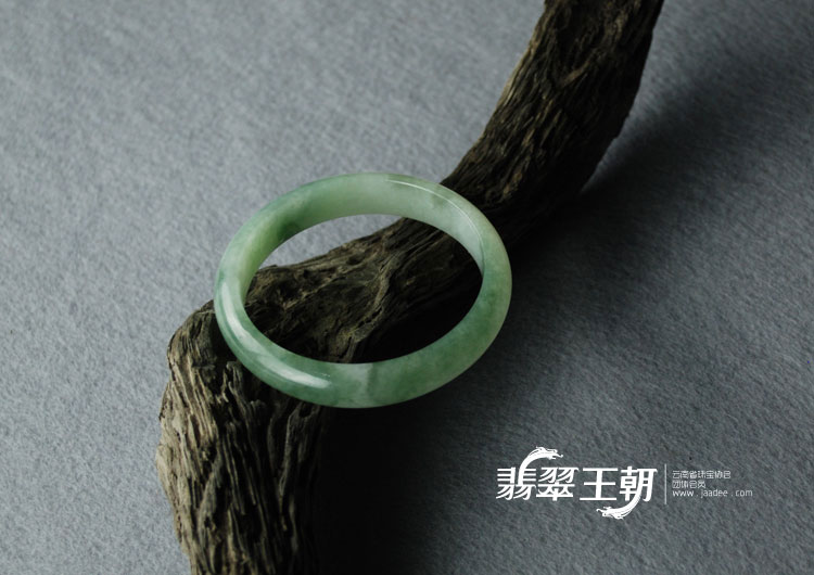 糯冰种飘花缅甸翡翠手镯（58）
