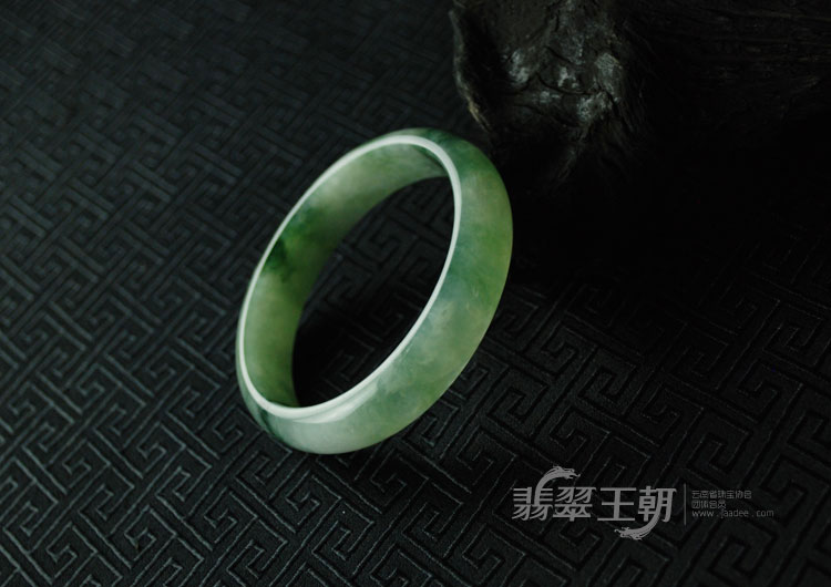 糯冰种飘花缅甸翡翠手镯（57.7）