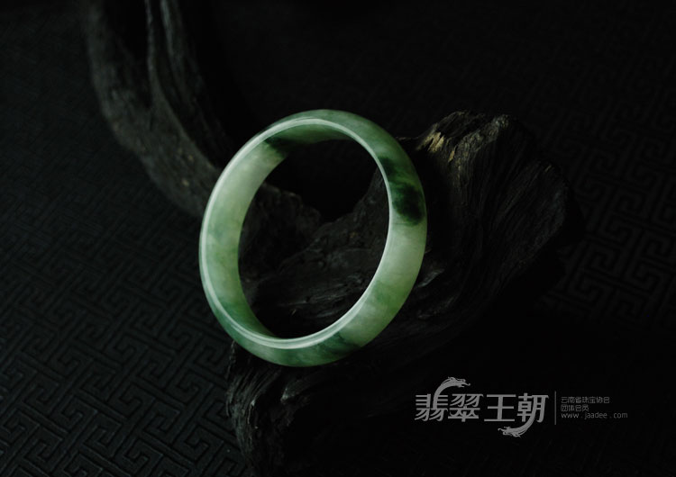 糯冰种飘花缅甸翡翠手镯（57.7）