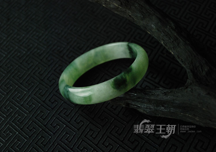 糯冰种飘花缅甸翡翠手镯（57.7）