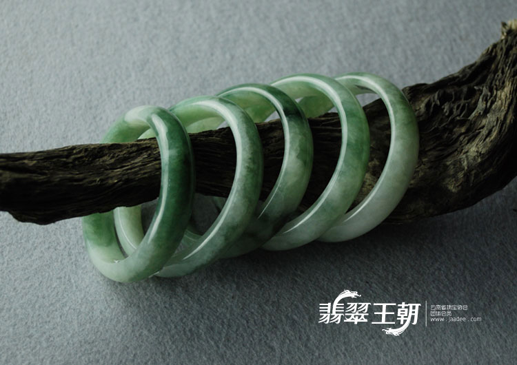 糯冰种飘花缅甸翡翠手镯（57.7）