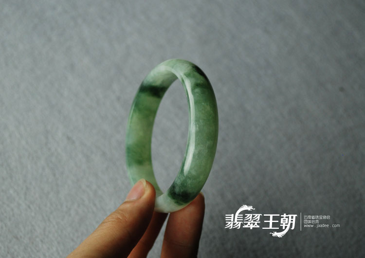 糯冰种飘花缅甸翡翠手镯（57.7）