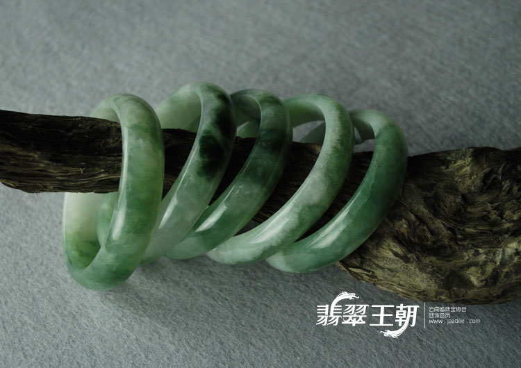 糯冰种飘花缅甸翡翠手镯（59）