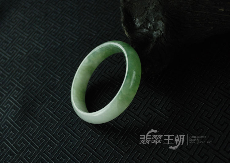 糯冰种飘花缅甸翡翠手镯（56.5）