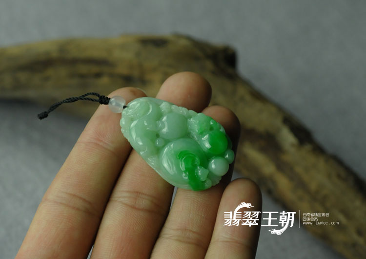 细糯种翠色缅甸翡翠福禄寿挂件