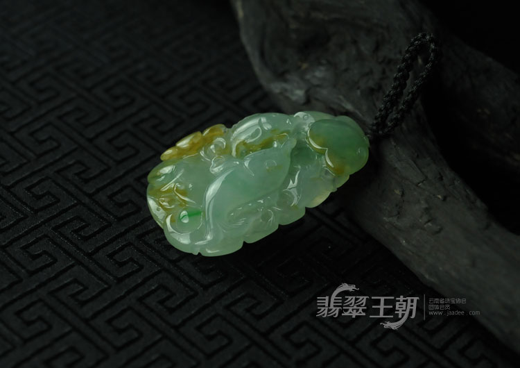 冰种黄加绿缅甸翡翠“年年有余”挂件
