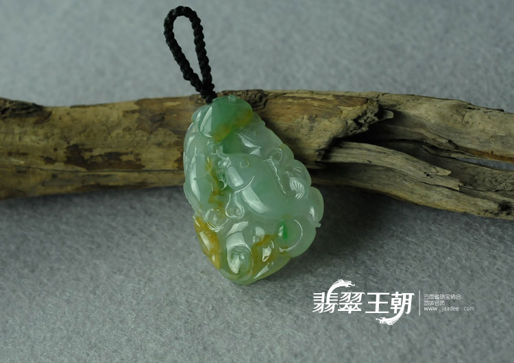 冰种黄加绿缅甸翡翠“年年有余”挂件