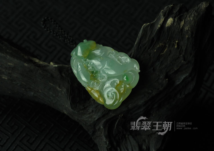 冰种黄加绿缅甸翡翠“年年有余”挂件