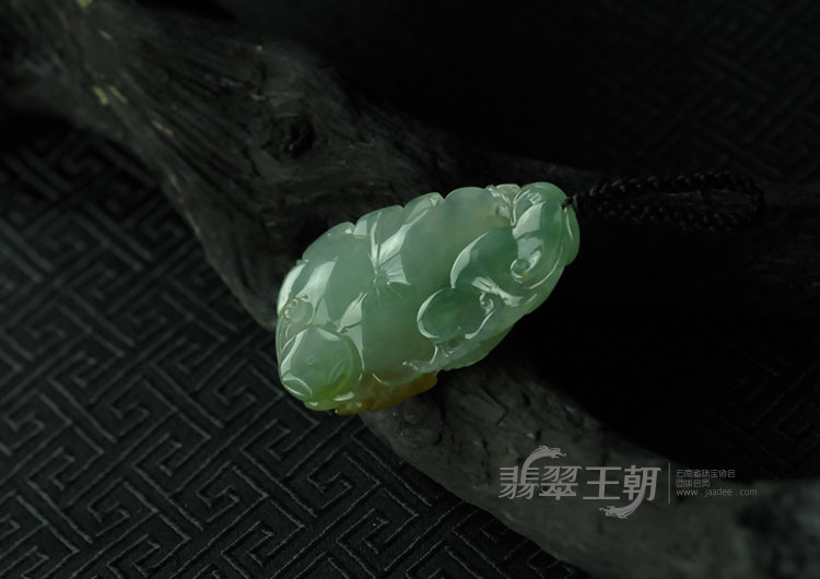 冰种黄加绿缅甸翡翠“年年有余”挂件