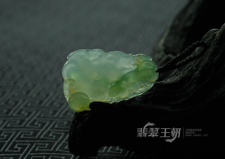 冰种黄加绿缅甸翡翠“年年有余”挂件