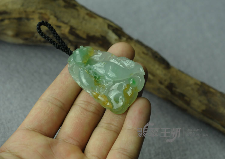 冰种黄加绿缅甸翡翠“年年有余”挂件