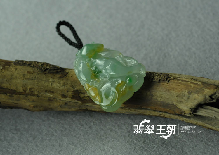 冰种黄加绿缅甸翡翠“年年有余”挂件