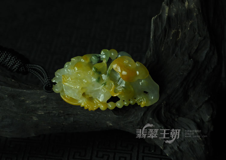 糯冰种黄翡飘花缅甸翡翠貔貅挂件