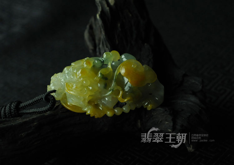 糯冰种黄翡飘花缅甸翡翠貔貅挂件
