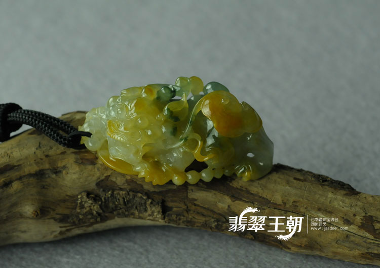糯冰种黄翡飘花缅甸翡翠貔貅挂件
