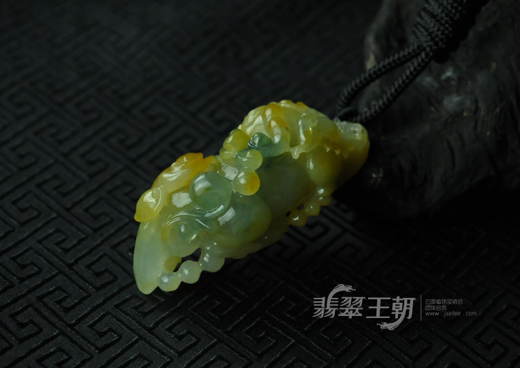 糯冰种黄翡飘花缅甸翡翠貔貅挂件