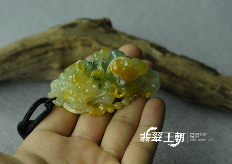 糯冰种黄翡飘花缅甸翡翠貔貅挂件
