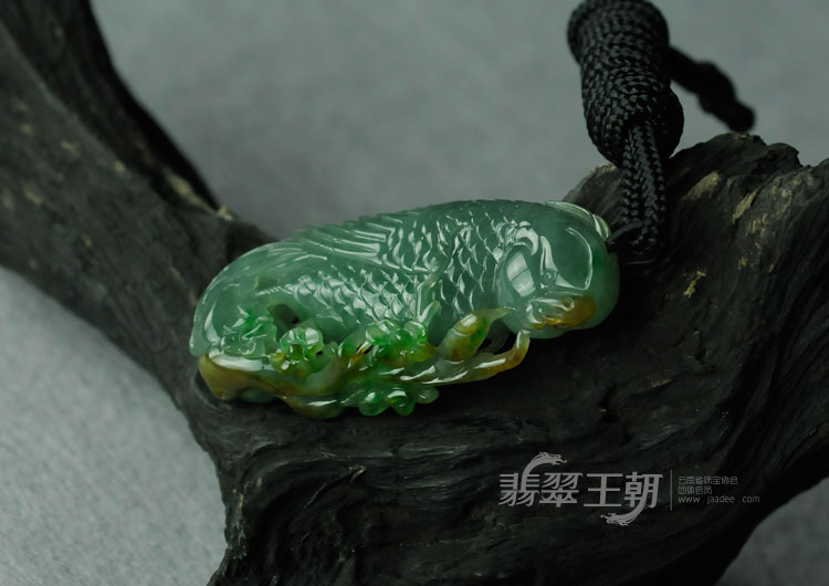 糯冰种三彩缅甸翡翠鹦鹉挂件