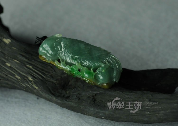 糯冰种三彩缅甸翡翠鹦鹉挂件