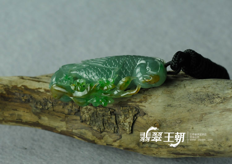 糯冰种三彩缅甸翡翠鹦鹉挂件