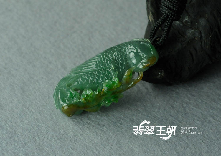 糯冰种三彩缅甸翡翠鹦鹉挂件