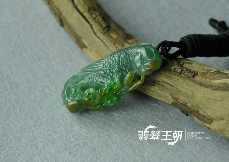 糯冰种三彩缅甸翡翠鹦鹉挂件
