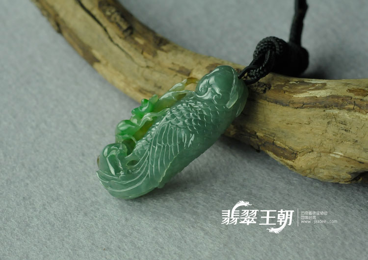 糯冰种三彩缅甸翡翠鹦鹉挂件