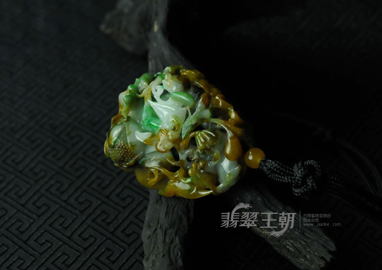 糯冰种三彩缅甸翡翠“年年有余”挂件