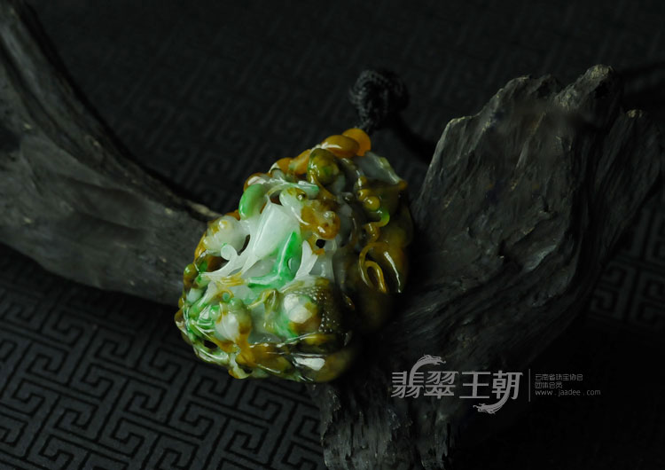 糯冰种三彩缅甸翡翠“年年有余”挂件