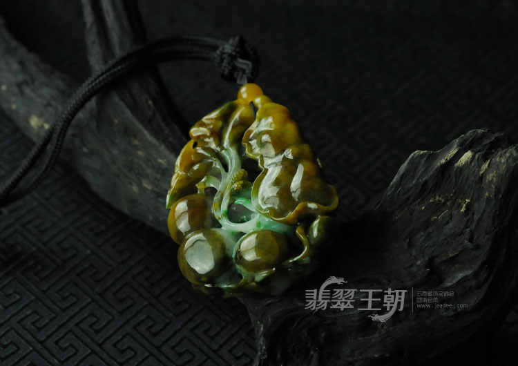 糯冰种三彩缅甸翡翠“年年有余”挂件