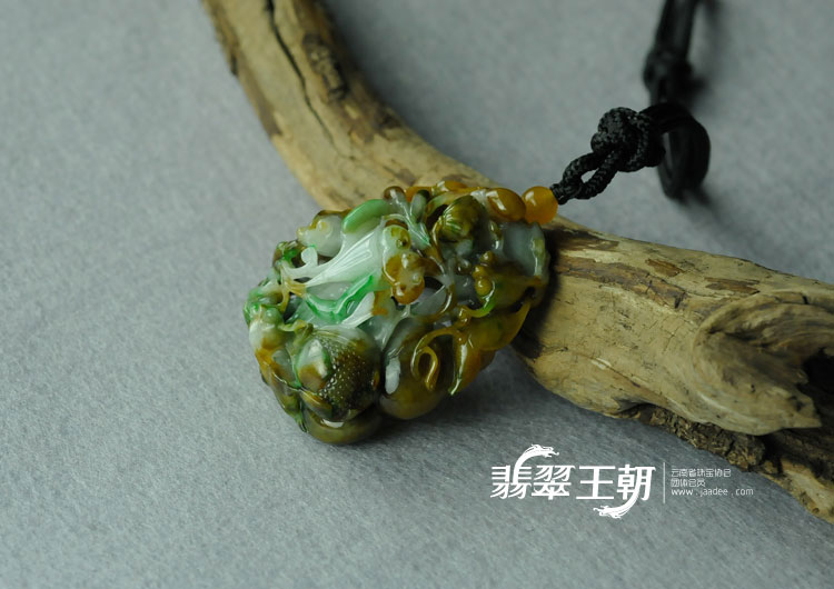 糯冰种三彩缅甸翡翠“年年有余”挂件