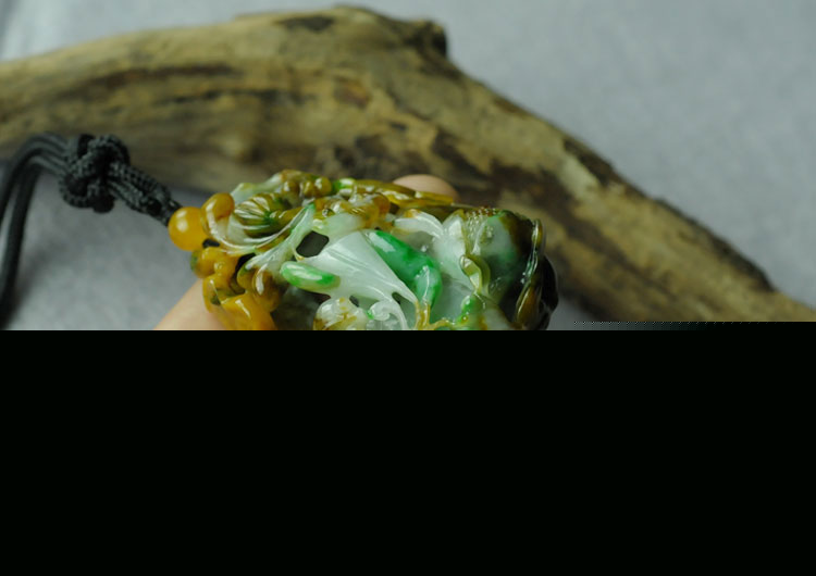 糯冰种三彩缅甸翡翠“年年有余”挂件