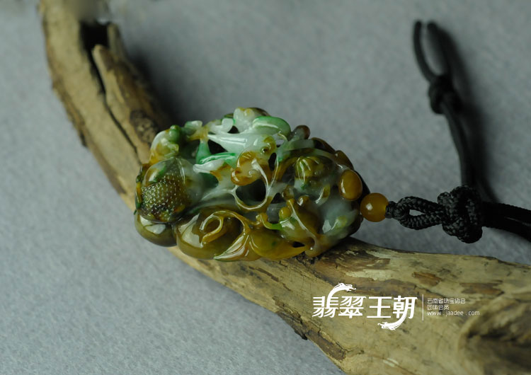 糯冰种三彩缅甸翡翠“年年有余”挂件