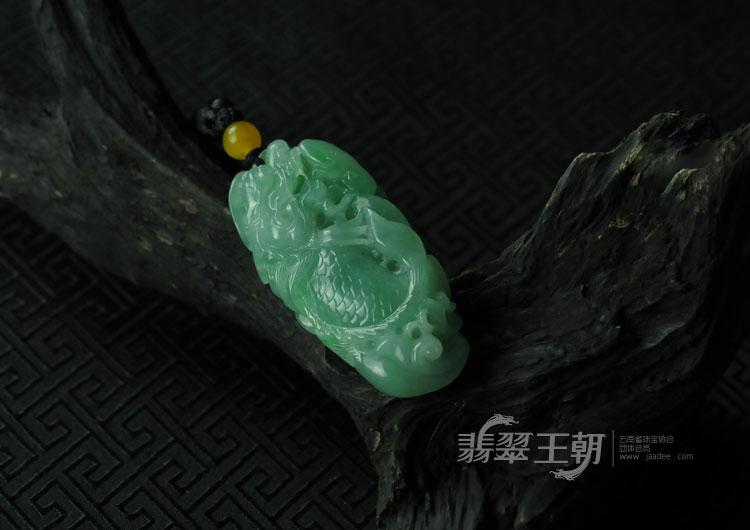 糯冰种晴水缅甸翡翠鱼龙挂件