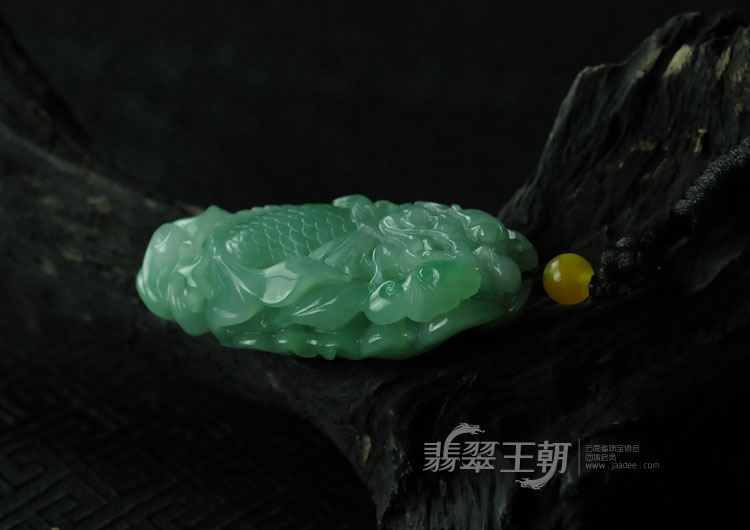 糯冰种晴水缅甸翡翠鱼龙挂件