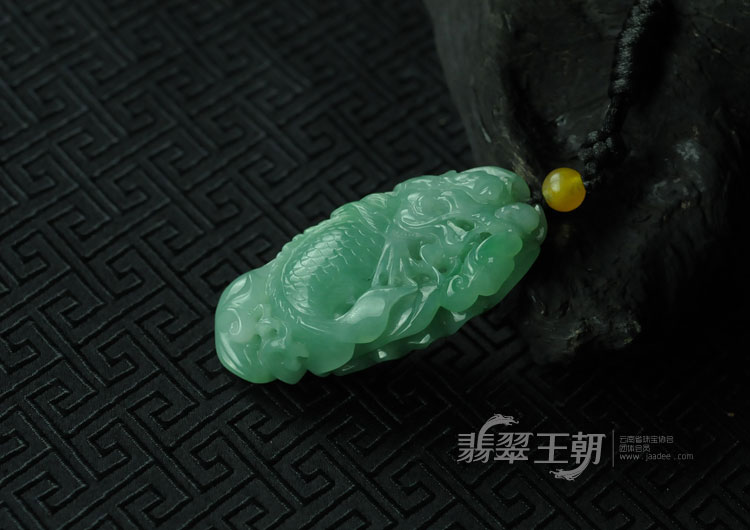 糯冰种晴水缅甸翡翠鱼龙挂件