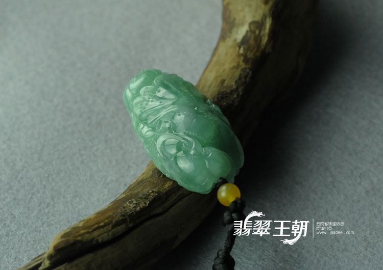 糯冰种晴水缅甸翡翠鱼龙挂件