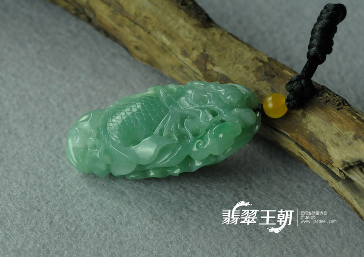 糯冰种晴水缅甸翡翠鱼龙挂件