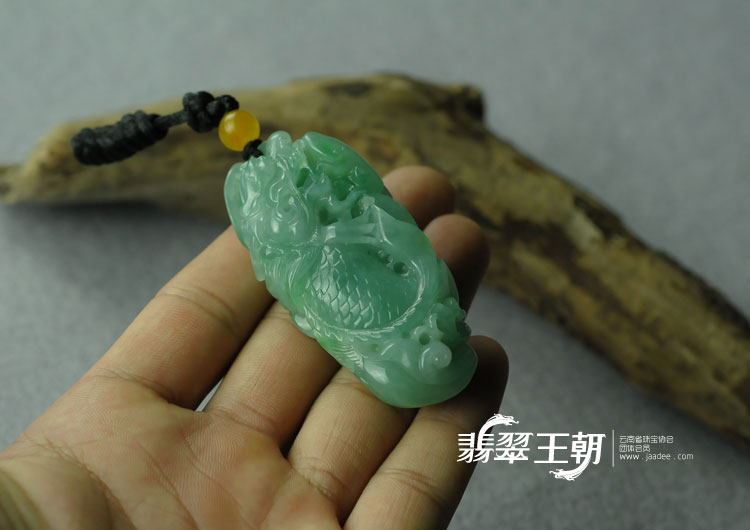 糯冰种晴水缅甸翡翠鱼龙挂件
